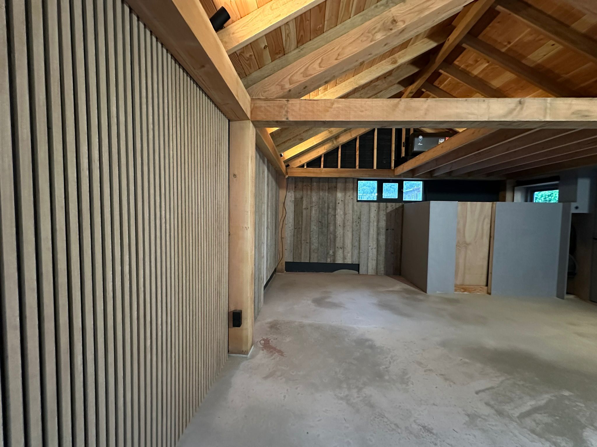 De ruwbouw met lamellenwand en houten wandbekleding